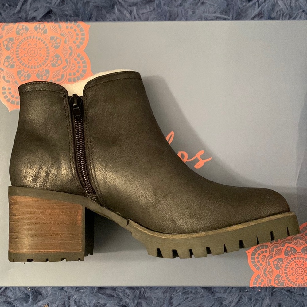 Black ankle boots, women’s size 7M (US), small heel